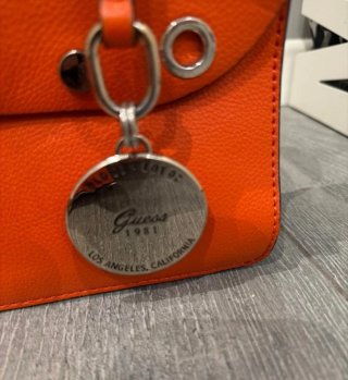 Bolso Guess Naranja con Ojetes