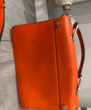 Bolso Guess Naranja con Ojetes