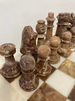 Ajedrez de mármol con figuras