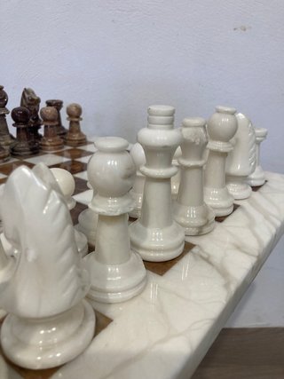 Ajedrez de mármol con figuras