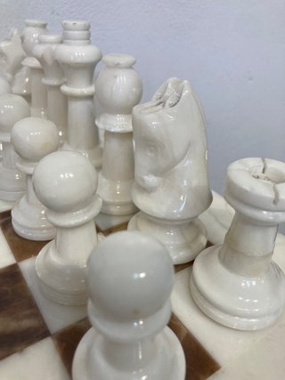 Ajedrez de mármol con figuras