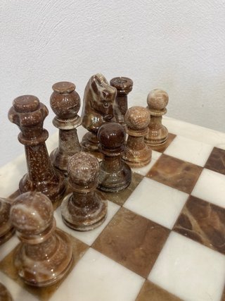 Ajedrez de mármol con figuras