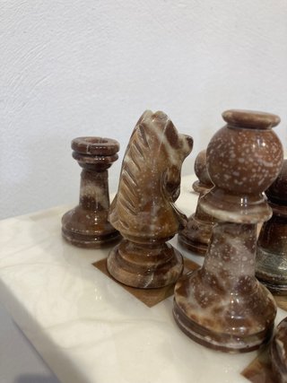 Ajedrez de mármol con figuras
