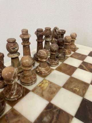 Ajedrez de mármol con figuras
