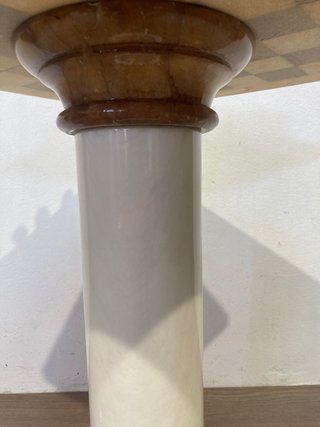 Ajedrez de mármol con figuras