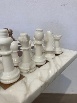Ajedrez de mármol con figuras