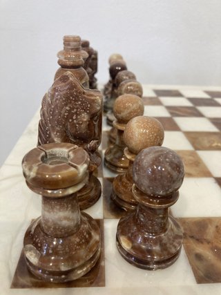 Ajedrez de mármol con figuras