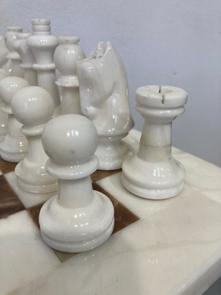 Ajedrez de mármol con figuras