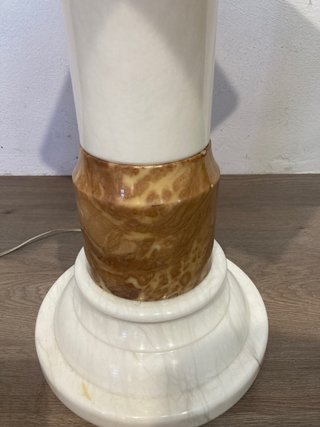 Ajedrez de mármol con figuras