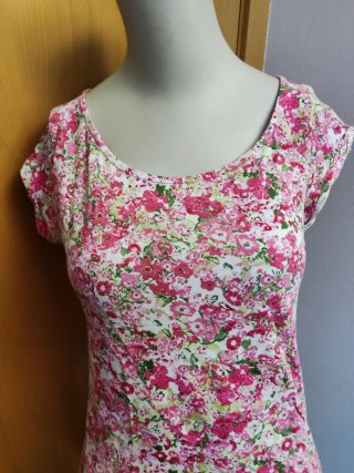 Camiseta floral rosa y multicolor