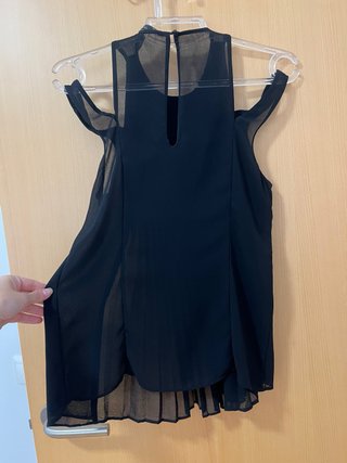Blusa ZARA negra plisada