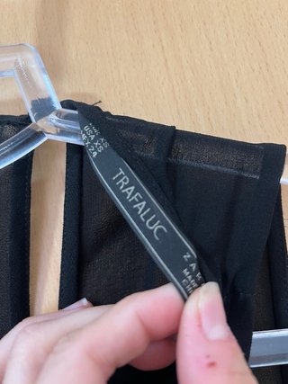 Blusa ZARA negra plisada
