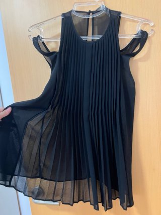 Blusa ZARA negra plisada
