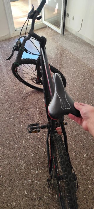 Bicicleta de montaña negra