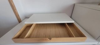 Soporte monitor madera y blanco