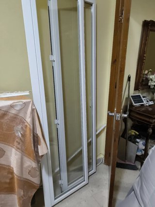 Balconera de dos hojas abatible con persiana