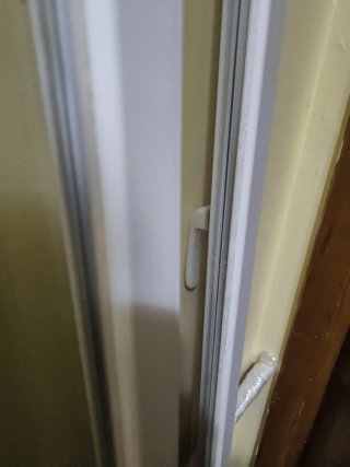 Balconera de dos hojas abatible con persiana