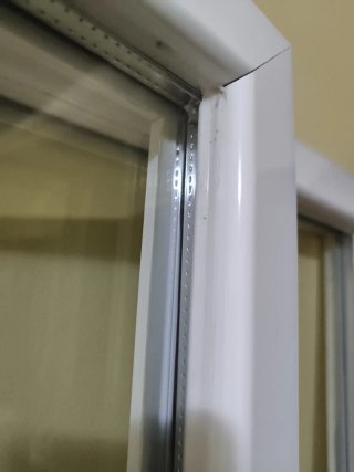 Balconera de dos hojas abatible con persiana