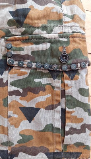Pantalón corto GUESS camuflaje T29