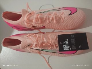 Botas de fútbol Nike rosas