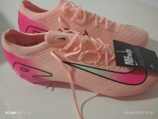 Botas de fútbol Nike rosas
