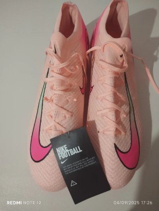 Botas de fútbol Nike rosas