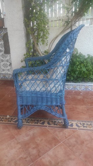 2 bonitos y cómodos sillones de mimbre azules.