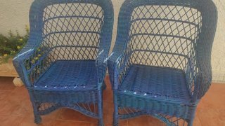 2 bonitos y cómodos sillones de mimbre azules.