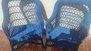 2 bonitos y cómodos sillones de mimbre azules.