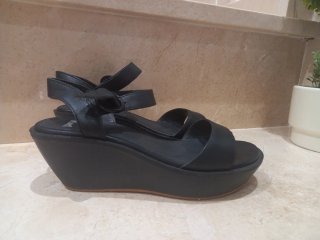Sandalias de cuña negras en piel