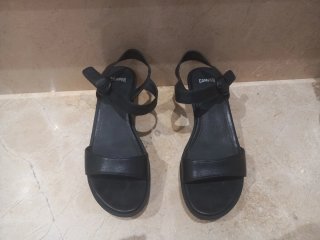 Sandalias de cuña negras en piel