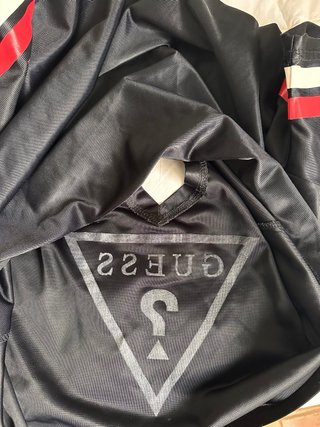 Camiseta Guess Crop Top Estilo Fútbol Americano