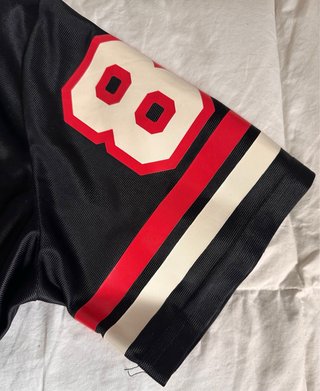 Camiseta Guess Crop Top Estilo Fútbol Americano