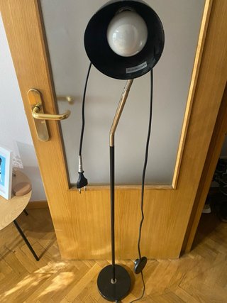 Lámpara de pie negra y dorada