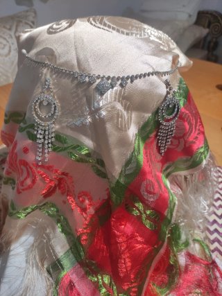 Conjunto de bisutería plateada con briantes