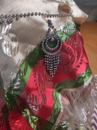 Conjunto de bisutería plateada con briantes