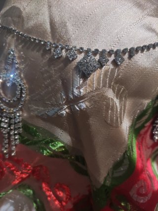 Conjunto de bisutería plateada con briantes