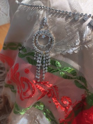 Conjunto de bisutería plateada con briantes