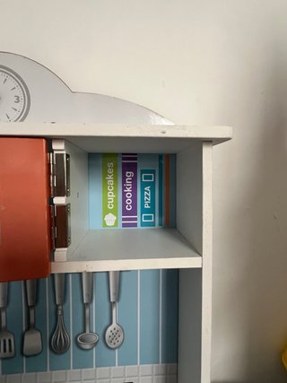 Cocinita de madera con accesorios