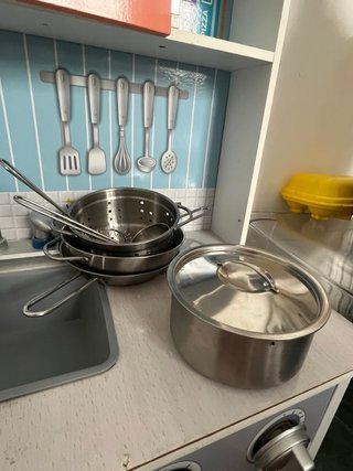 Cocinita de madera con accesorios
