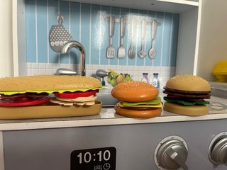 Cocinita de madera con accesorios