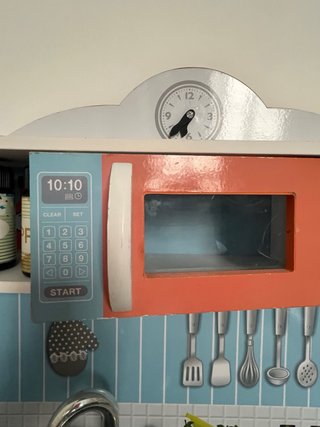Cocinita de madera con accesorios
