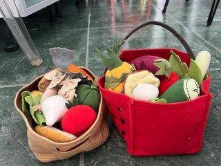 Cocinita de madera con accesorios