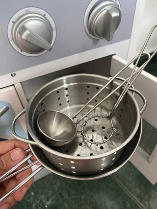 Cocinita de madera con accesorios