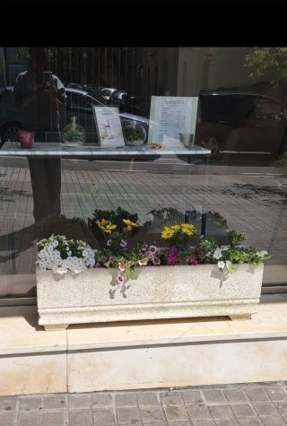 Jardinera de piedra beige
