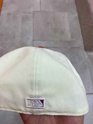 Gorra New Era 59FIFTY Beige y Morado