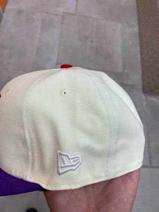Gorra New Era 59FIFTY Beige y Morado