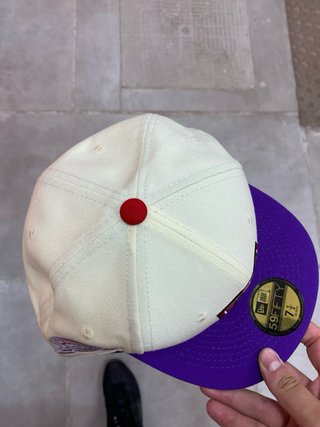 Gorra New Era 59FIFTY Beige y Morado