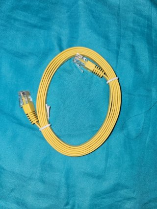 Cable de red Ethernet amarillo