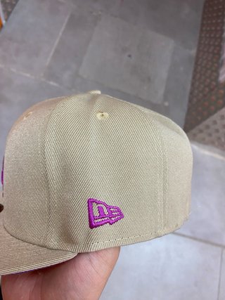 Gorra New Era LA Beige y Morado